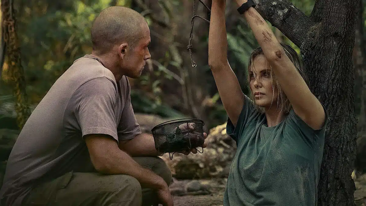 Sasha personagem de Charlize Theron no filme da Netflix