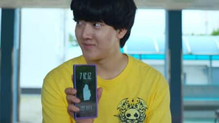 Cena da série Se Desejos Matassem mostrando aplicativo Girigo e jovens em situação de tensão