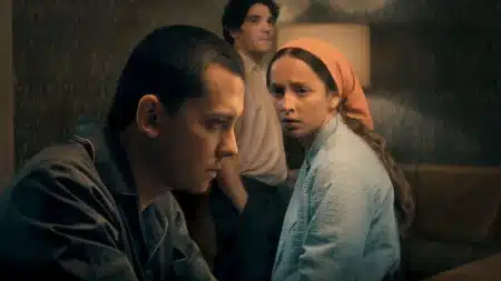 Cena da série Sem Salvação da Netflix mostrando comunidade religiosa isolada