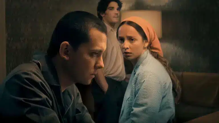 Sem Salvação: série da Netflix mergulha em segredos sombrios e controle religioso Cena da série Sem Salvação da Netflix mostrando comunidade religiosa isolada