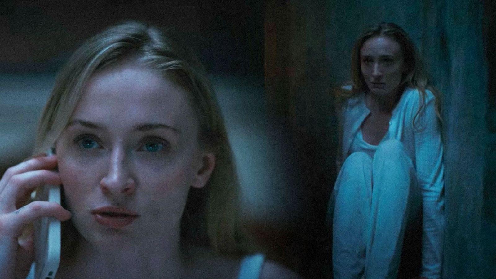 Cena de suspense em cabana isolada no filme Confiança