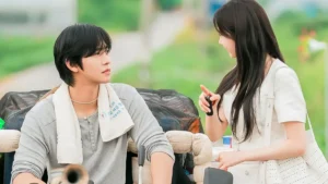 Matthew Lee e Dam Ye-jin conversam ao ar livre em cena de O Amor Não Está Esgotado, k-drama da Netflix