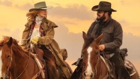 Kelly Reilly como Beth Dutton e Cole Hauser como Rip Wheeler a cavalo no Texas em cena de Rancho Dutton no Paramount+