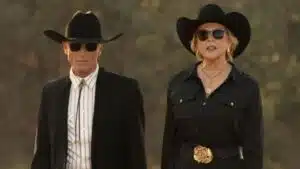 Beulah Jackson e seu marido, vividos por Annette Bening e Ed Harris, vestidos de preto em Rancho Dutton