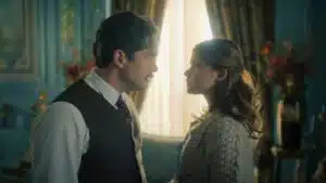 Alfonso Herrera como Esteban Trueba e Nicole Wallace como Clara del Valle em cena de A Casa dos Espíritos no Prime Video