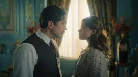 Alfonso Herrera como Esteban Trueba e Nicole Wallace como Clara del Valle em cena de A Casa dos Espíritos no Prime Video
