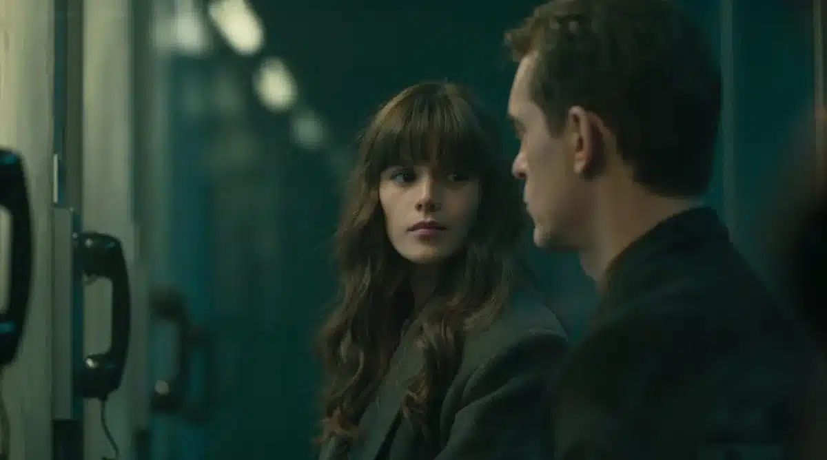 Begoña Vargas como Cameron e Julio Peña Fernández como Roi em cena tensa de Berlim e a Dama com Arminho na Netflix