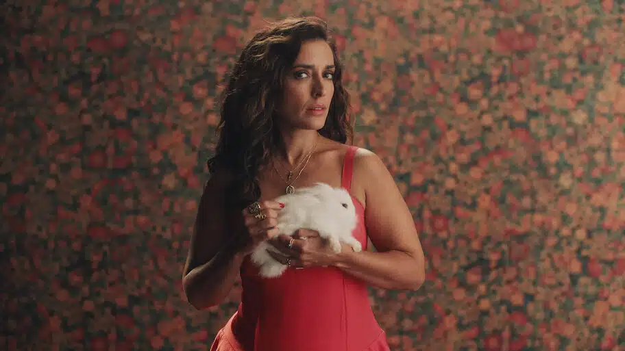 Inma Cuesta como Candela segurando um coelho branco em cena de Berlim e a Dama com Arminho na Netflix
