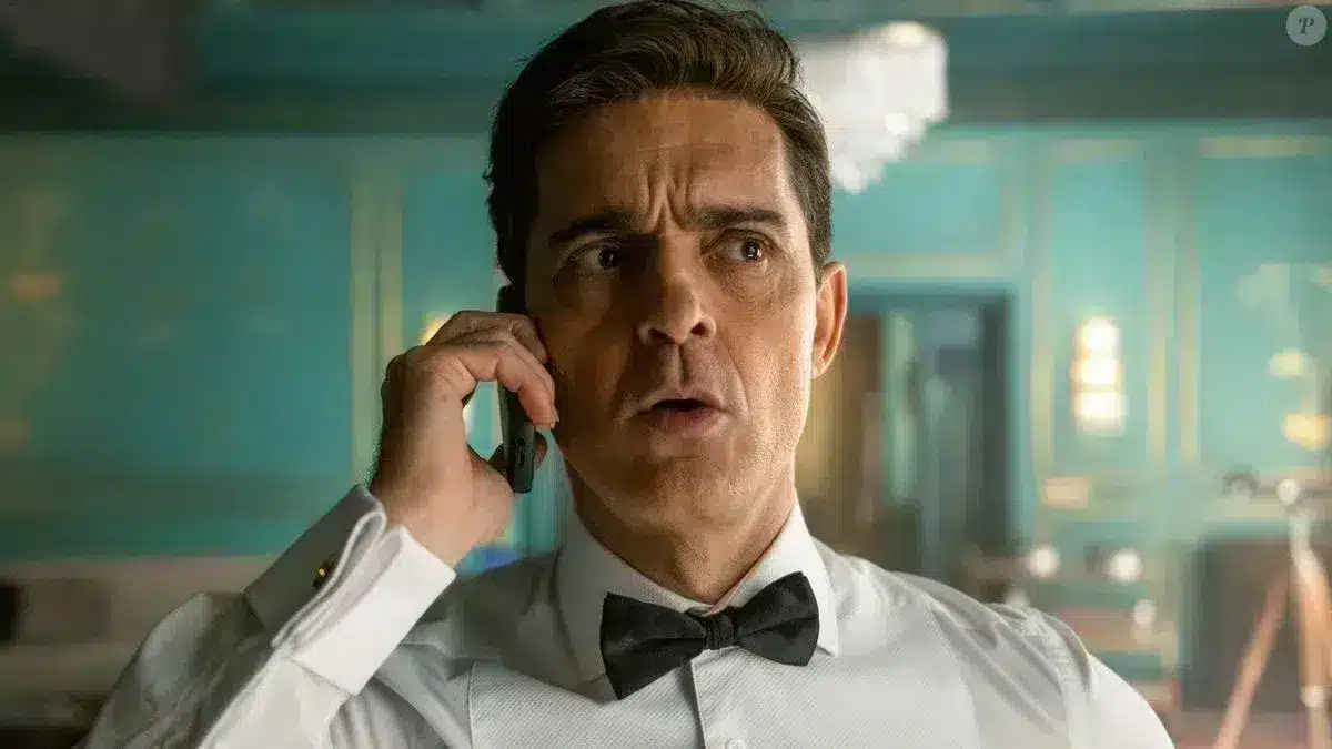 Duque Álvaro ao telefone com expressão de choque em cena de Berlim e a Dama com Arminho na Netflix