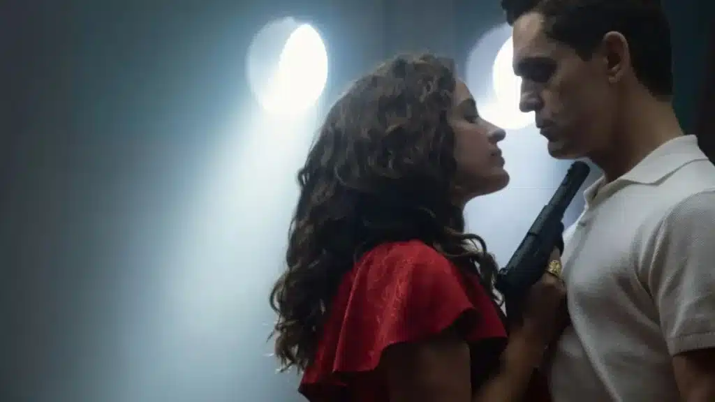 Pedro Alonso como Berlim em cena de Berlim e a Dama com Arminho na Netflix