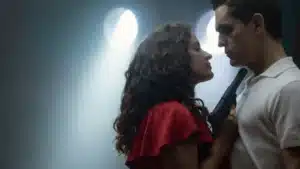 Pedro Alonso como Berlim em cena de Berlim e a Dama com Arminho na Netflix
