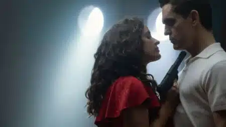 Pedro Alonso como Berlim em cena de Berlim e a Dama com Arminho na Netflix