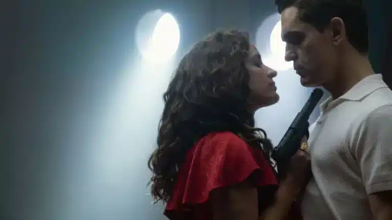 Pedro Alonso como Berlim em cena de Berlim e a Dama com Arminho na Netflix