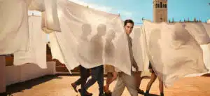 Pedro Alonso como Berlim com a gangue ao fundo em Sevilha no pôster oficial de Berlim e a Dama com Arminho na Netflix