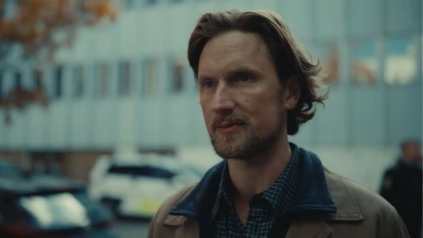 Cenário sombrio de Copenhagen na série O Homem das Castanhas da Netflix, estilo Nordic Noir