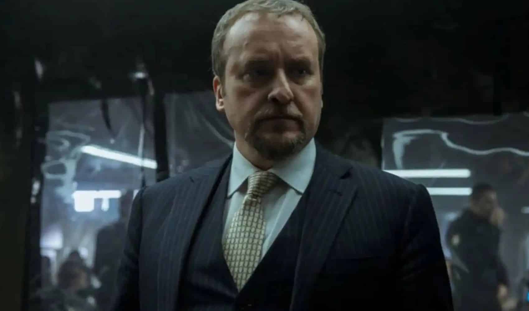 Coronel Tamayo de terno observando a operação em cena de La Casa de Papel na Netflix