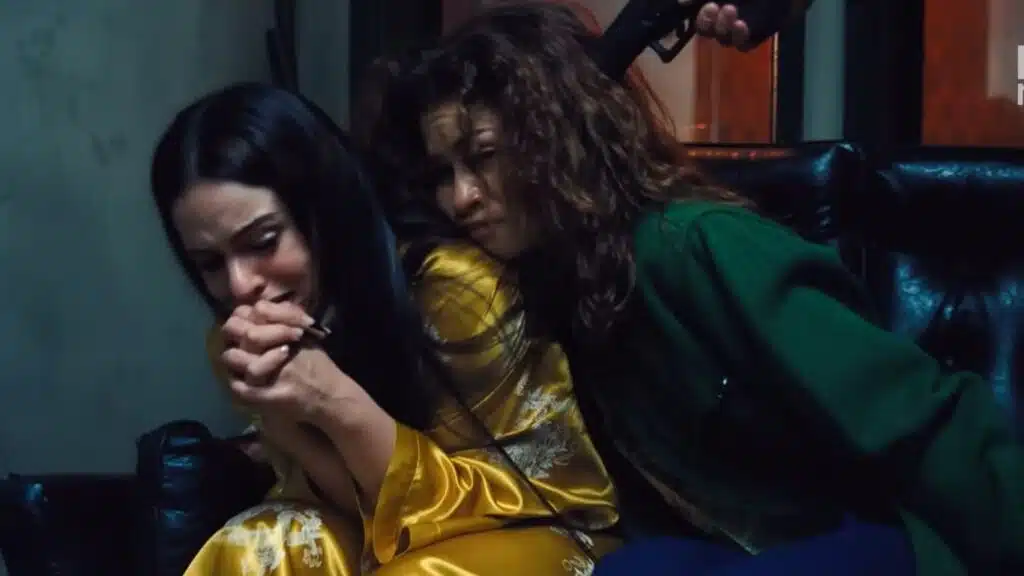 Euphoria 3ª temporada episódio 4 explicado: o capítulo que muda tudo na série Cena do episódio 4 da 3ª temporada de Euphoria mostrando Rue sendo ameaçada com uma arma