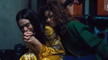 Cena do episódio 4 da 3ª temporada de Euphoria mostrando Rue sendo ameaçada com uma arma