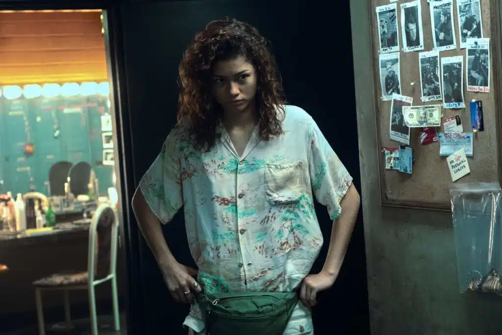 Crítica: Euphoria 3ª Temporada Episódio 4, O Colapso das Ilusões e as Consequências que Ninguém Escapa Zendaya como Rue em cena tensa do episódio 4 da temporada 3 de Euphoria "Kitty Likes to Dance" com letreiro neon rosa