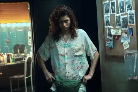 Zendaya como Rue em cena tensa do episódio 4 da temporada 3 de Euphoria "Kitty Likes to Dance" com letreiro neon rosa