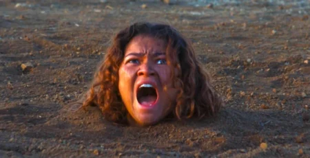 Zendaya como Rue Bennett enterrada até o pescoço no deserto gritando na 3ª temporada de Euphoria na HBO Max