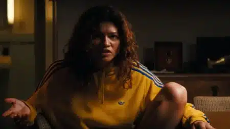 Zendaya como Rue Bennett de moletom amarelo em cena da 3ª temporada de Euphoria na HBO Max