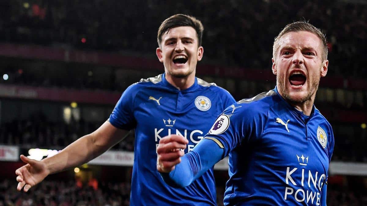 Jamie Vardy comemorando o título histórico da Premier League pelo Leicester City