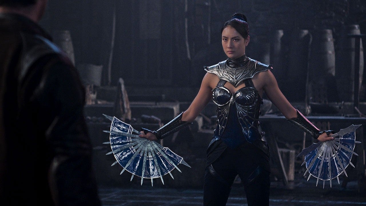 Adeline Rudolph como Kitana sendo coroada rainha de Edenia no final de Mortal Kombat II (2026)