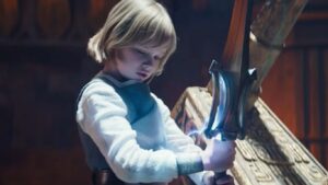Criança segurando a Espada do Poder em Mestres do Universo, filme de 2026