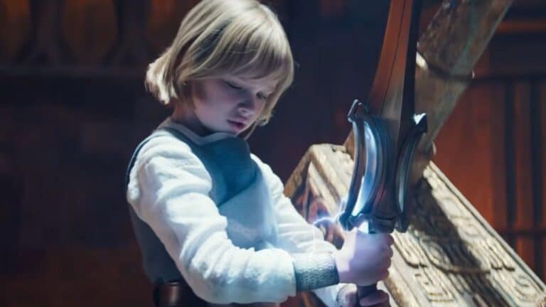 Criança segurando a Espada do Poder em Mestres do Universo, filme de 2026