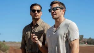 Jake Gyllenhaal e Henry Cavill em Na Zona Cinzenta de Guy Ritchie