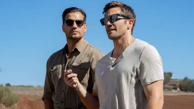 Jake Gyllenhaal e Henry Cavill em Na Zona Cinzenta de Guy Ritchie