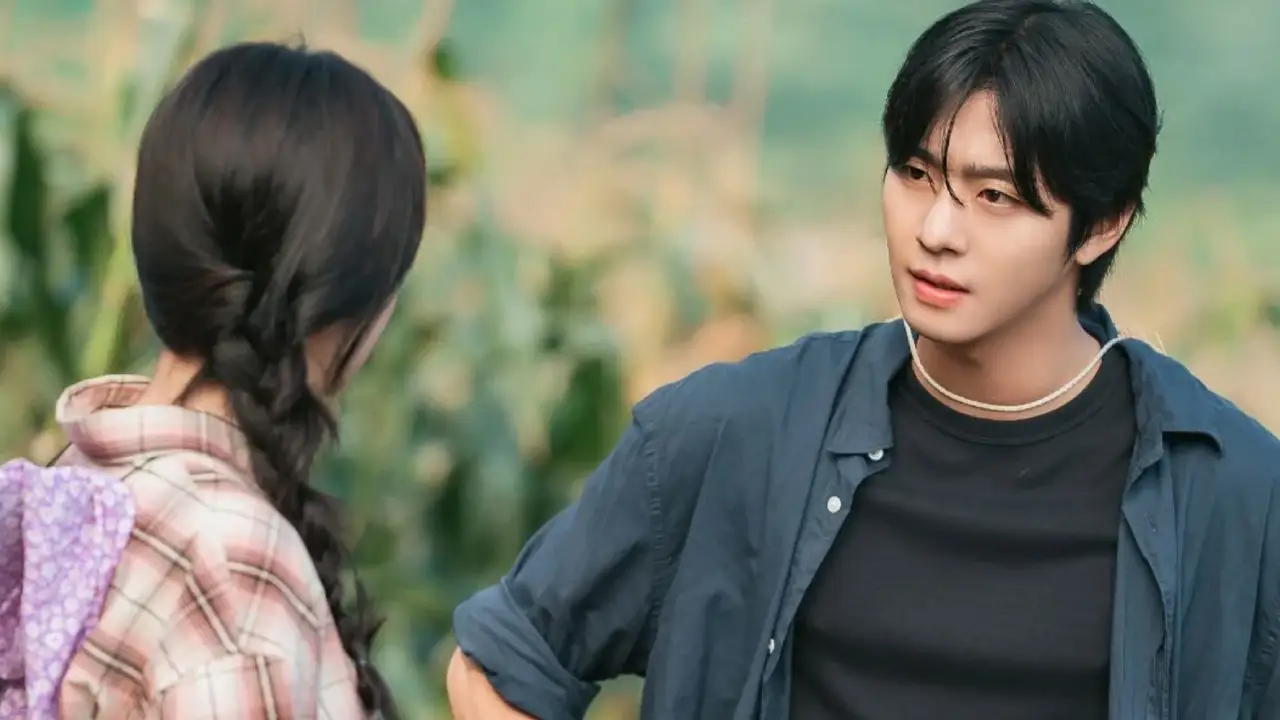 Ahn Hyo-seop como Matthew Lee em campo de milho na série O Amor Não Está Esgotado da Netflix