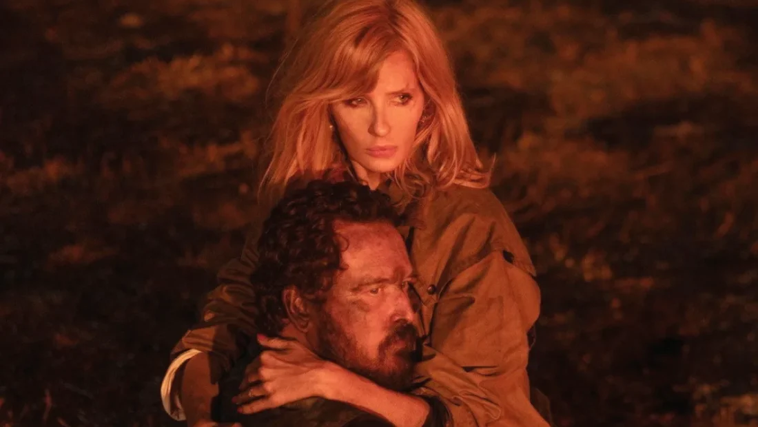 Kelly Reilly como Beth Dutton segurando Cole Hauser como Rip Wheeler ferido em cena emocional de Rancho Dutton no Paramount+