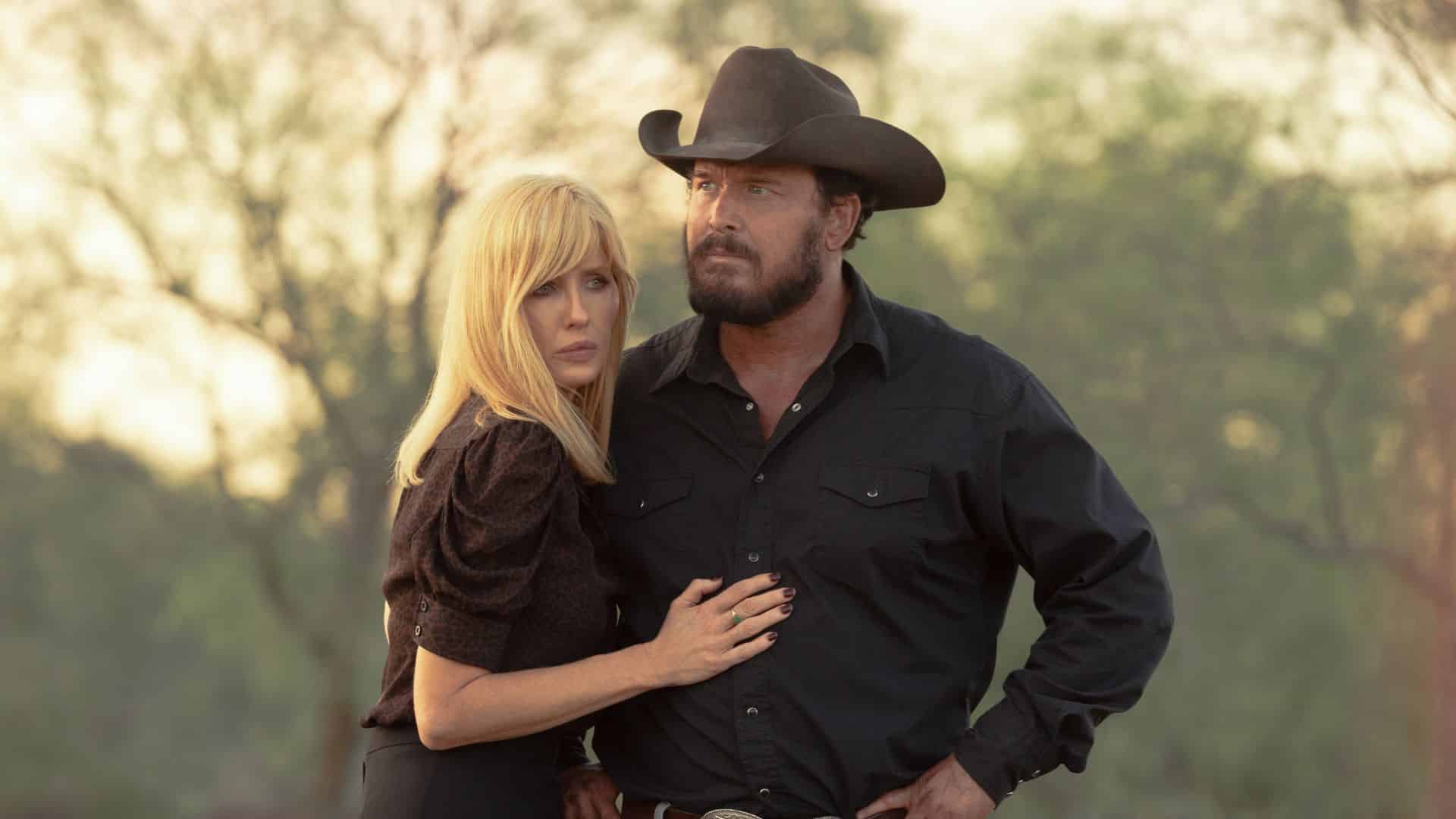 Kelly Reilly como Beth Dutton abraçando Cole Hauser como Rip Wheeler em cena emocional de Rancho Dutton no Paramount+