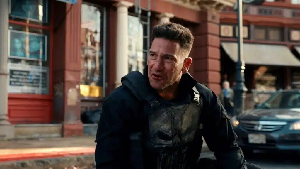 Jon Bernthal como o Justiceiro em cena de ação com revólver e uniforme tático