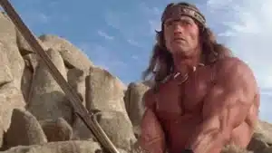 Arnold Schwarzenegger como Rei Conan em imagem promocional de King Conan