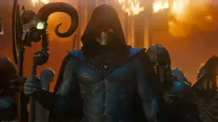 Skeletor de Jared Leto em cena do filme, com maquiagem e figurino característicos do vilão