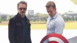 Doutor Destino confronta Tony Stark e Steve Rogers em cena dos Vingadores