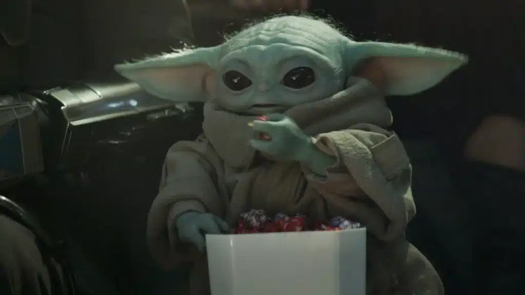 Grogu comendo ao lado de Din Djarin em cena de The Mandalorian
