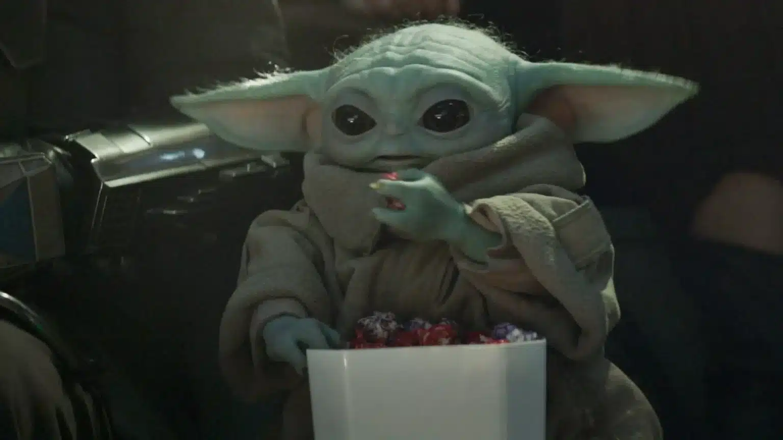 Grogu comendo ao lado de Din Djarin em cena de The Mandalorian