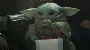 Grogu comendo ao lado de Din Djarin em cena de The Mandalorian