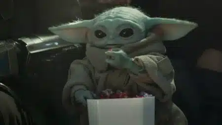 Grogu comendo ao lado de Din Djarin em cena de The Mandalorian