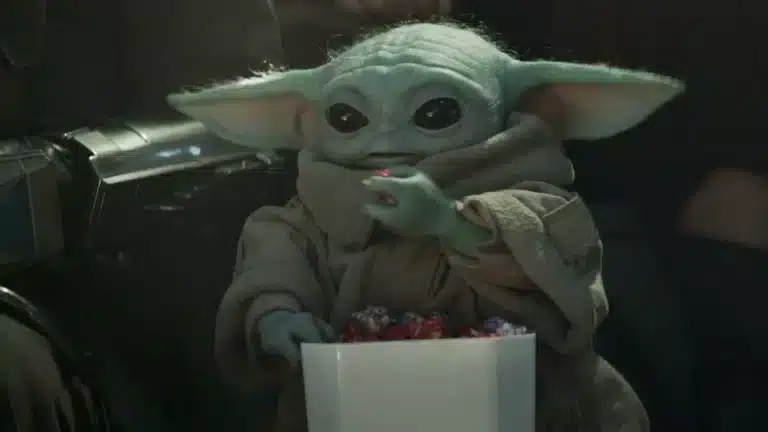 Grogu comendo ao lado de Din Djarin em cena de The Mandalorian