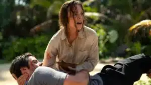 Rachel McAdams prova que é a rainha do terror que Hollywood ignorou Rachel McAdams com expressão preocupada segurando Dylan O'Brien em cena de filme de terror