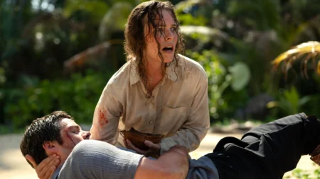 Rachel McAdams com expressão preocupada segurando Dylan O'Brien em cena de filme de terror