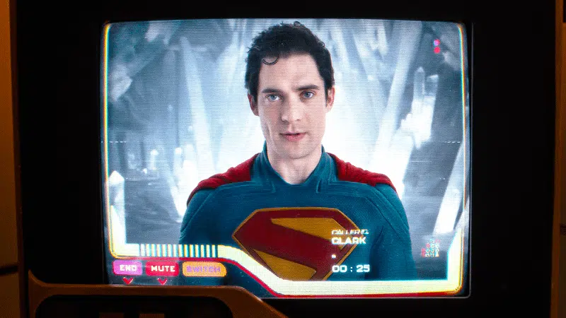 Supergirl revela Superman em ação na série de TV