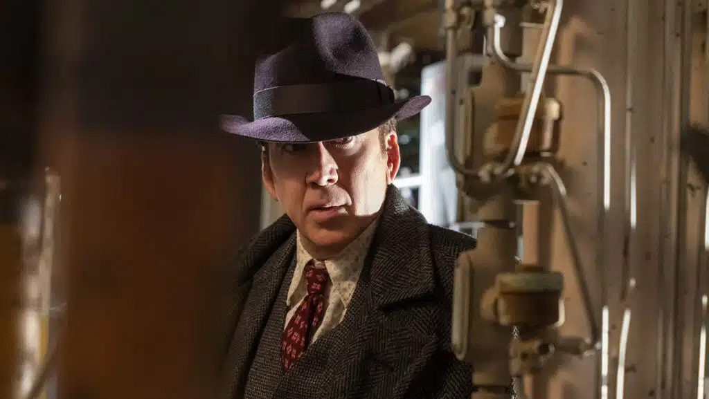 Nicolas Cage como Spider-Noir em cena do filme, demonstrando atuação com sotaque único