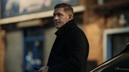 Tom Hardy em cena de Terra da Máfia, ator negocia retorno à série após conflitos com produtores