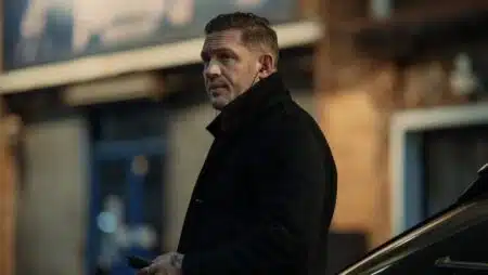 Tom Hardy negocia volta a Terra da Máfia após conflitos com produtores Tom Hardy em cena de Terra da Máfia, ator negocia retorno à série após conflitos com produtores